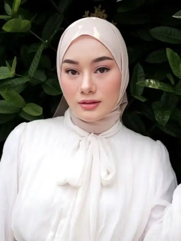 Dinda Hauw Biodata, Usia dan Agama Lengkap